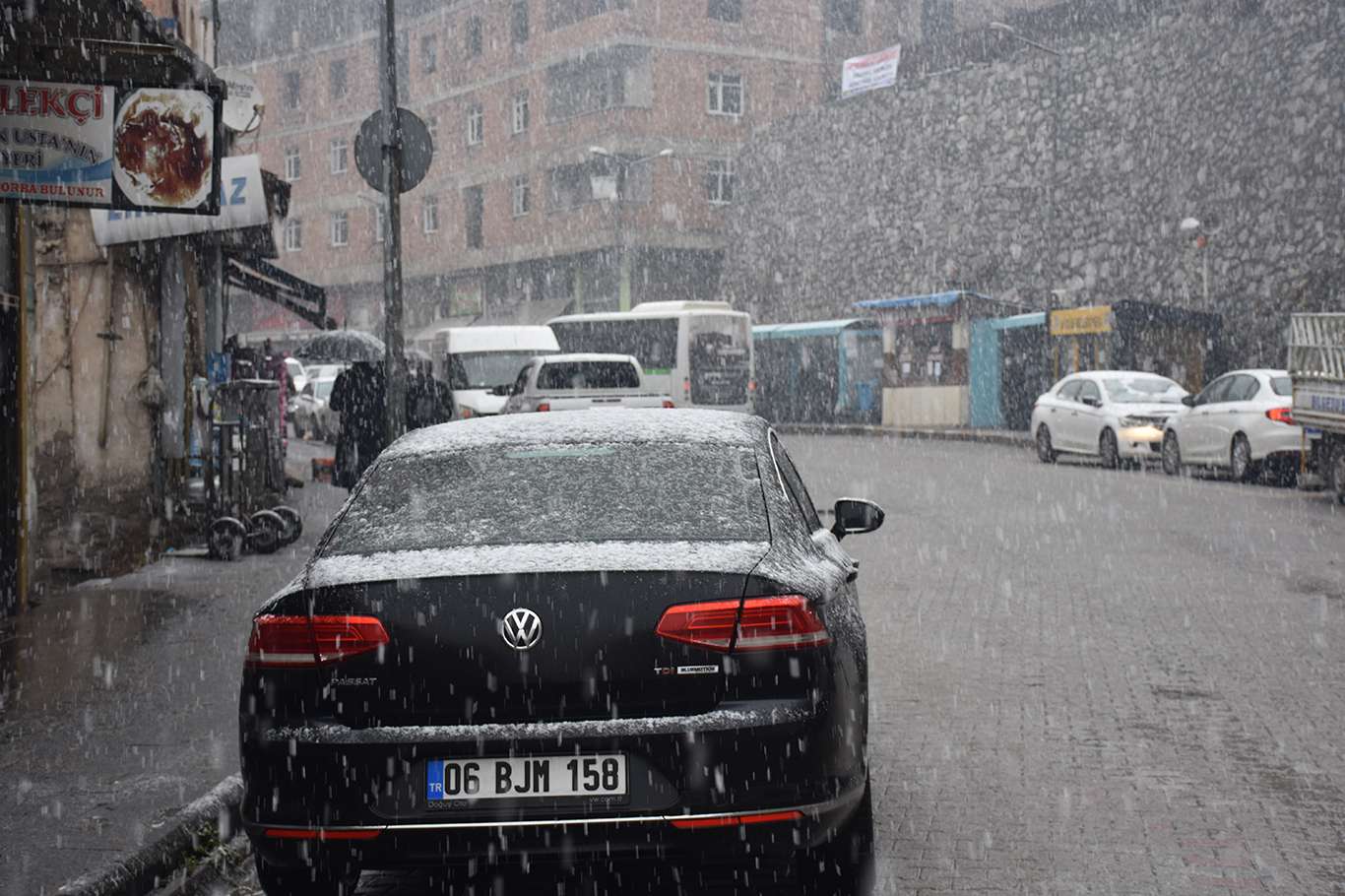 Bitlis'te yoğun kar yağışı başladı